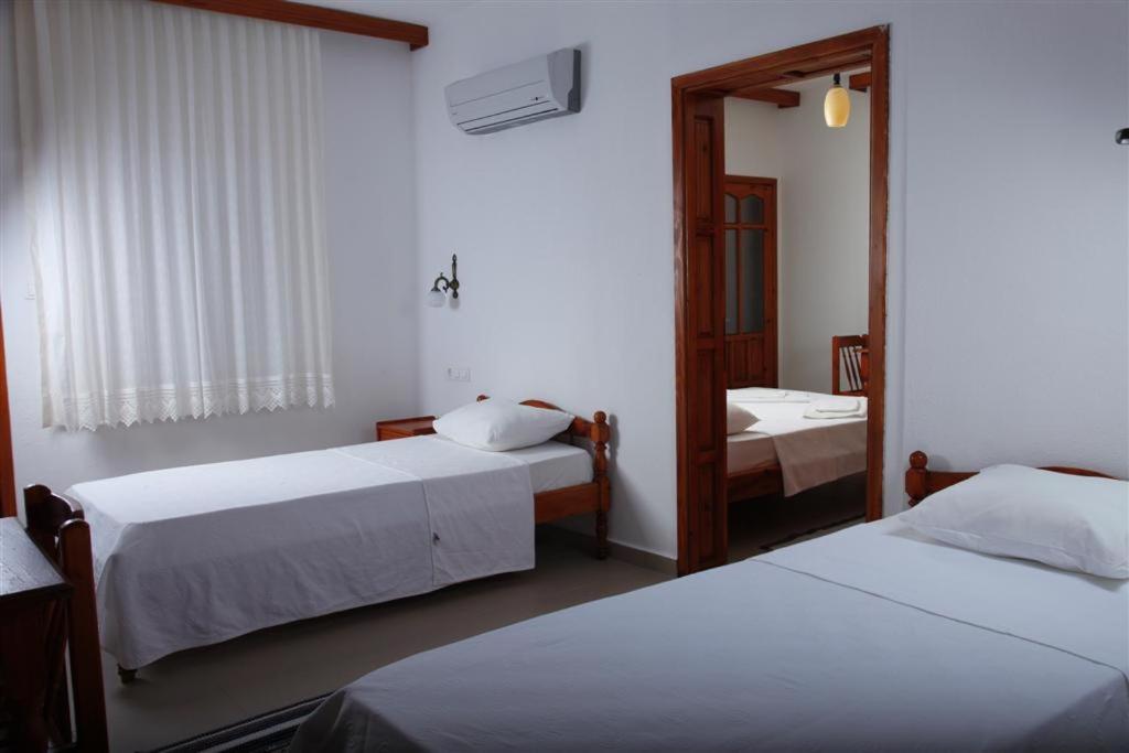 帕塔拉阿波罗大酒店 的酒店客房,设有两张床和镜子