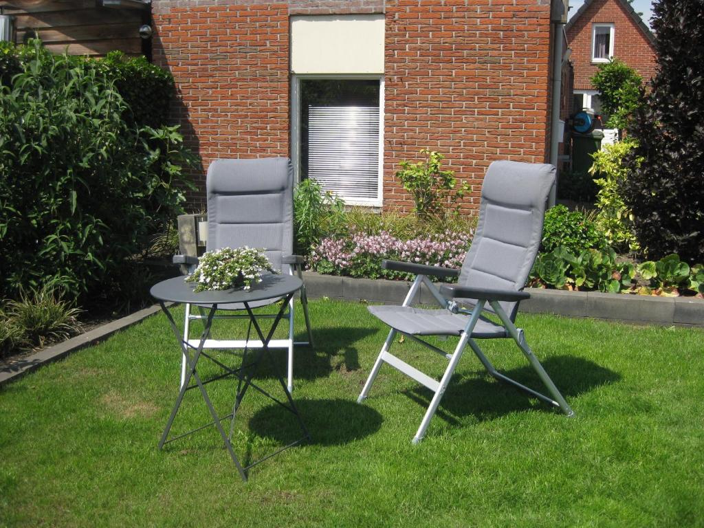 奈弗达尔Dekker的院子里有两把椅子和一张桌子