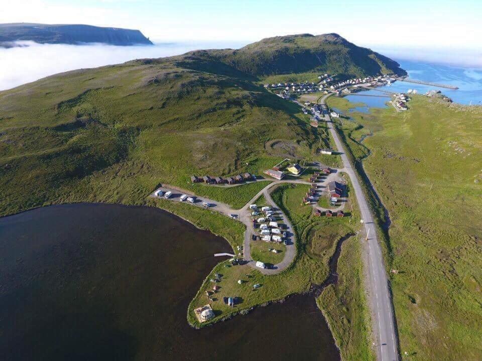 SkarsvågBaseCamp NorthCape - by Hytte Camp的海洋小岛的空中景观