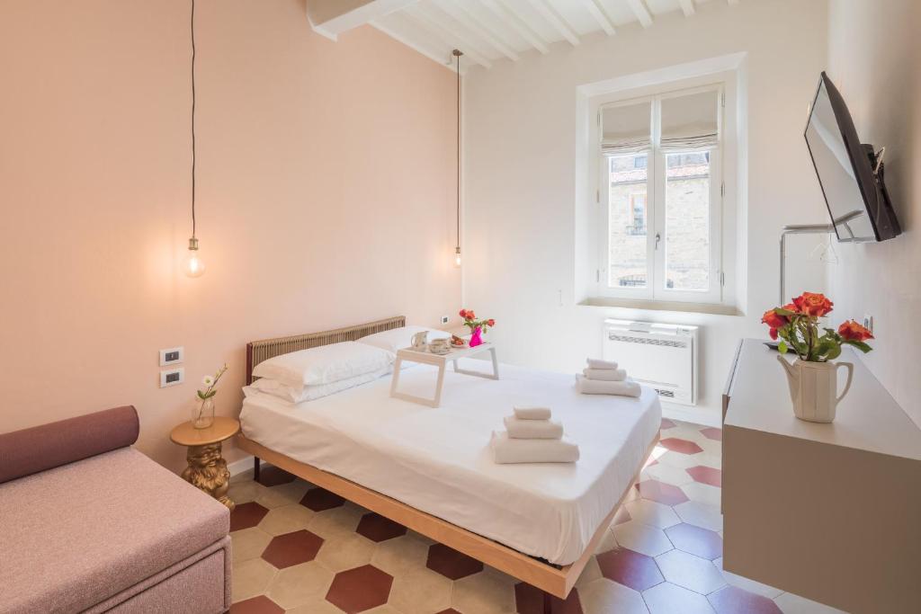 芬奇Bellavalle ROOMS Vinci Florence Tuscany的一间卧室配有一张大床和一张沙发