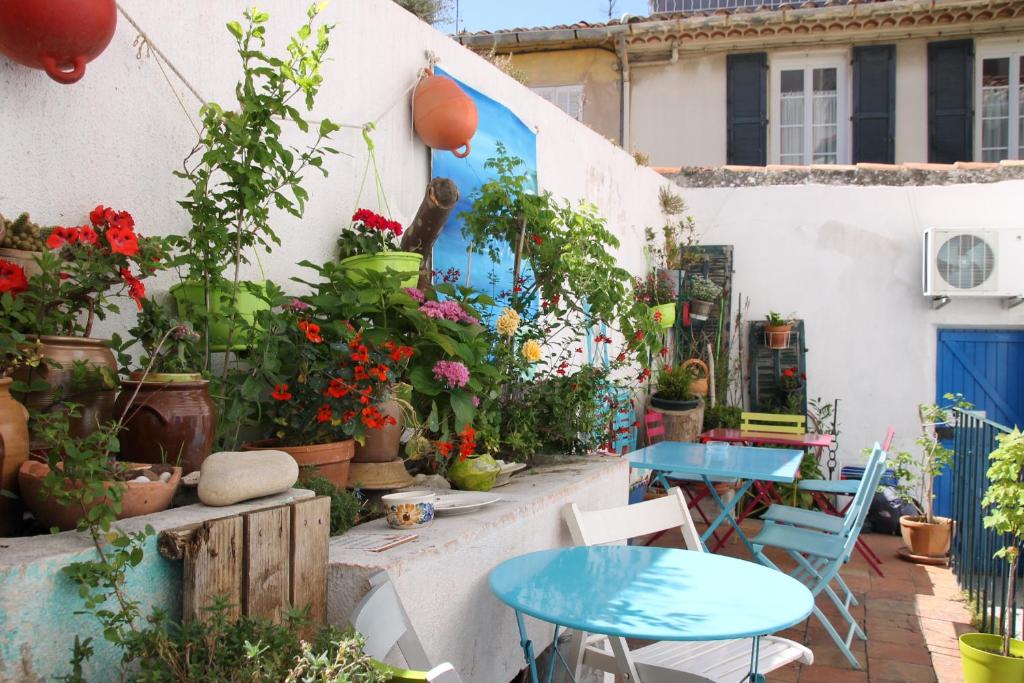 卡西斯Au Petit chez Soi的天井设有2张桌子和盆栽植物