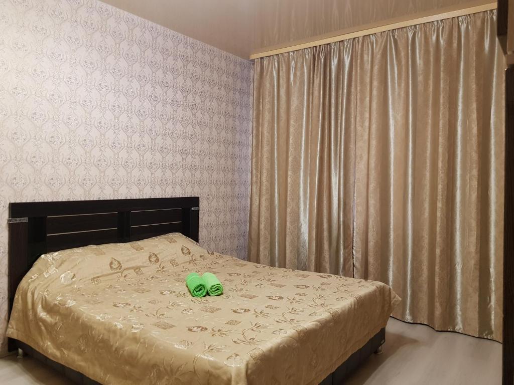 苏尔古特Улучшенные апартаменты на Ауре的一间卧室,配有一张绿化床