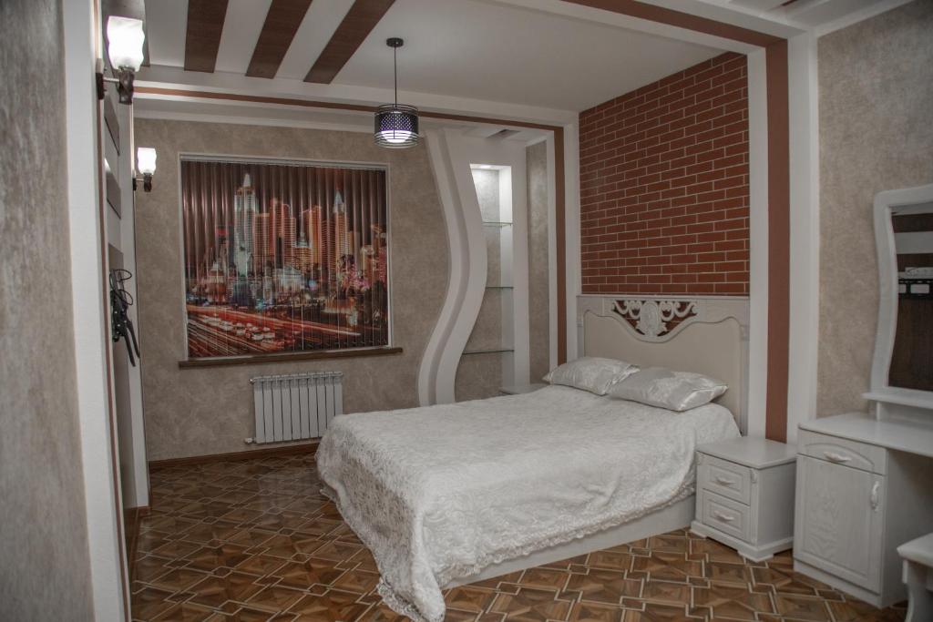 撒马尔罕Favorite apartment的一间卧室设有一张床和砖墙