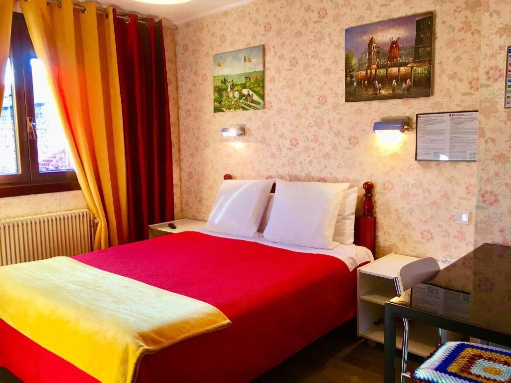 维勒瑞夫巴黎星酒店的一间卧室配有一张带红色毯子的大床