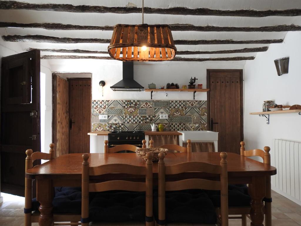 莫拉塔利亚CASA RURAL REVOLCADORES的一间带木桌和天花板的用餐室