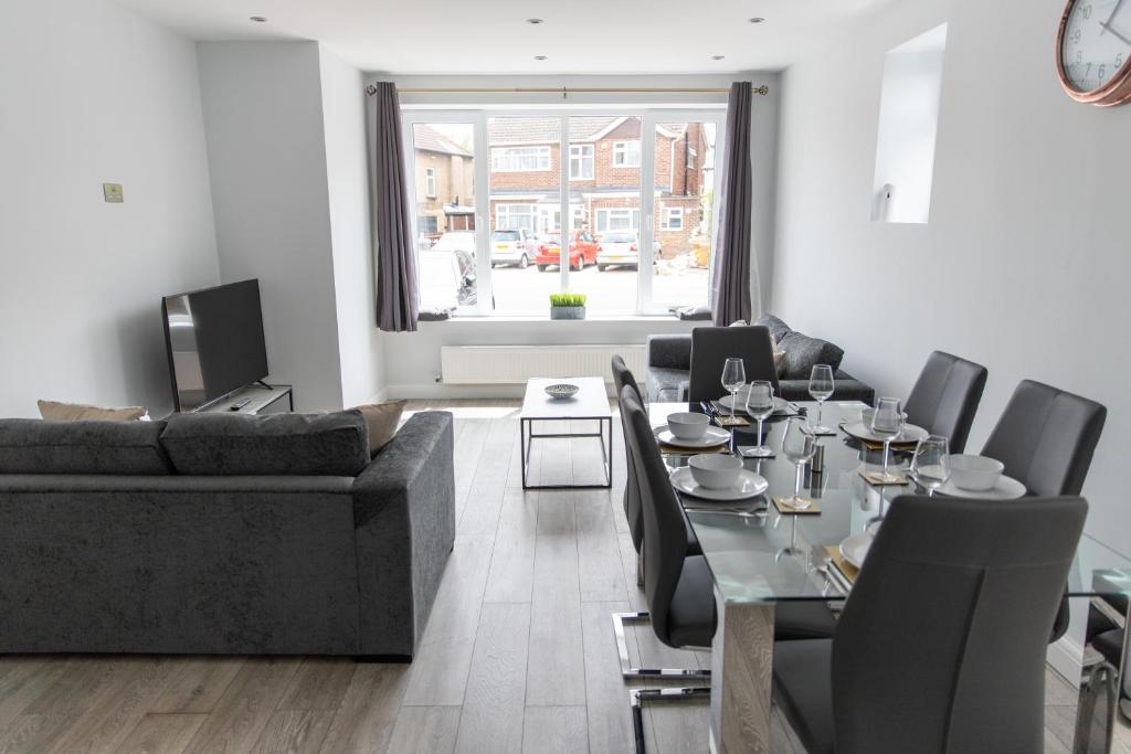 哈罗London Northwick Park Serviced Apartments by Riis Property的客厅配有桌子和沙发