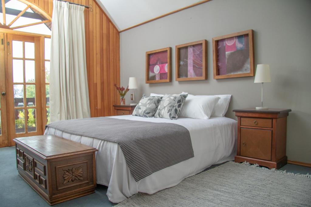 比亚里卡Hotel Casa Marron的一间卧室设有一张大床和一个窗户。