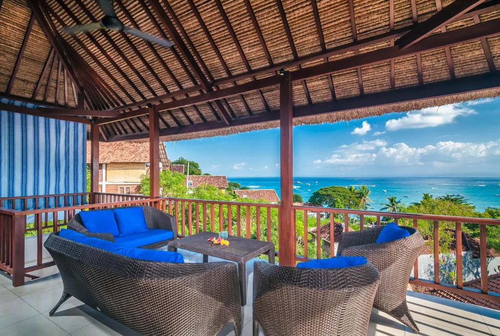 蓝梦岛Villa Keluarga的一个带桌椅的海景庭院