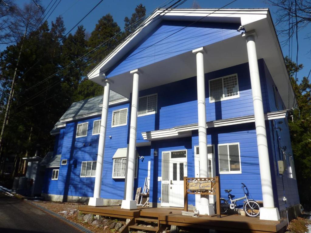 白马村彩虹山林小屋的前面有长凳的蓝色房子
