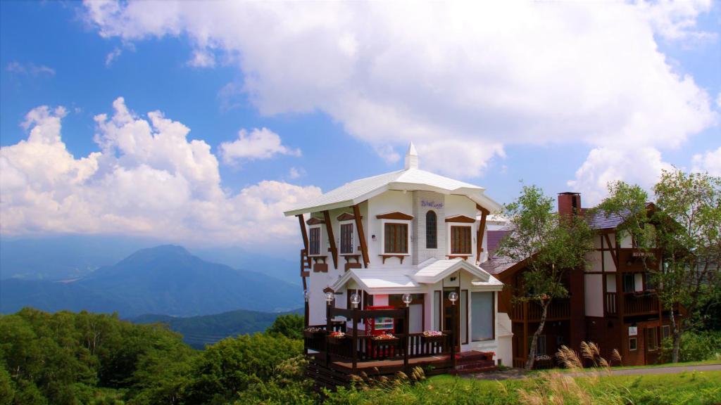 饭山市斑尾蓝莓宾馆的山顶上享有美景的房屋