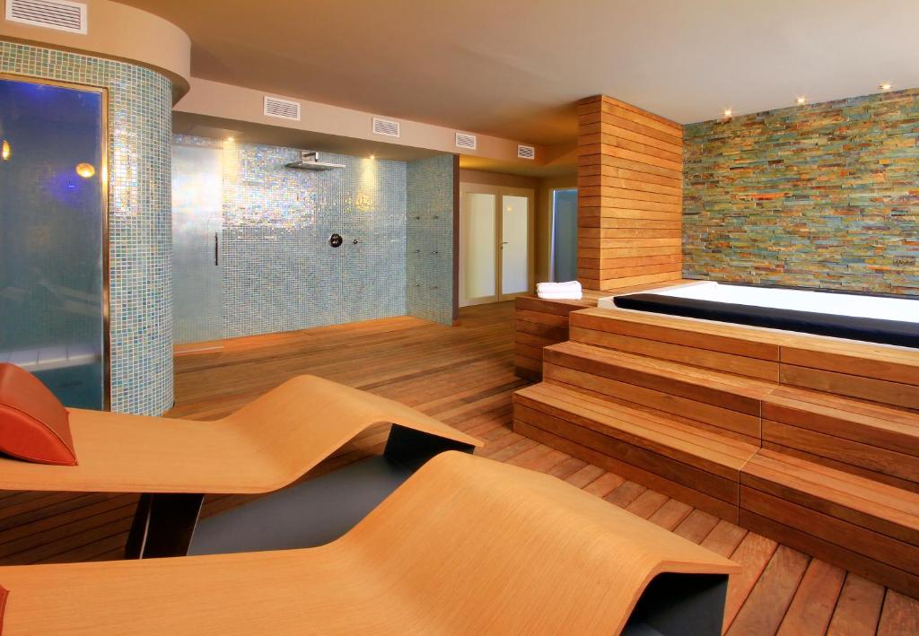 瓦德诺比斯拉噶亚水疗公寓的大型客房设有带浴缸的spa