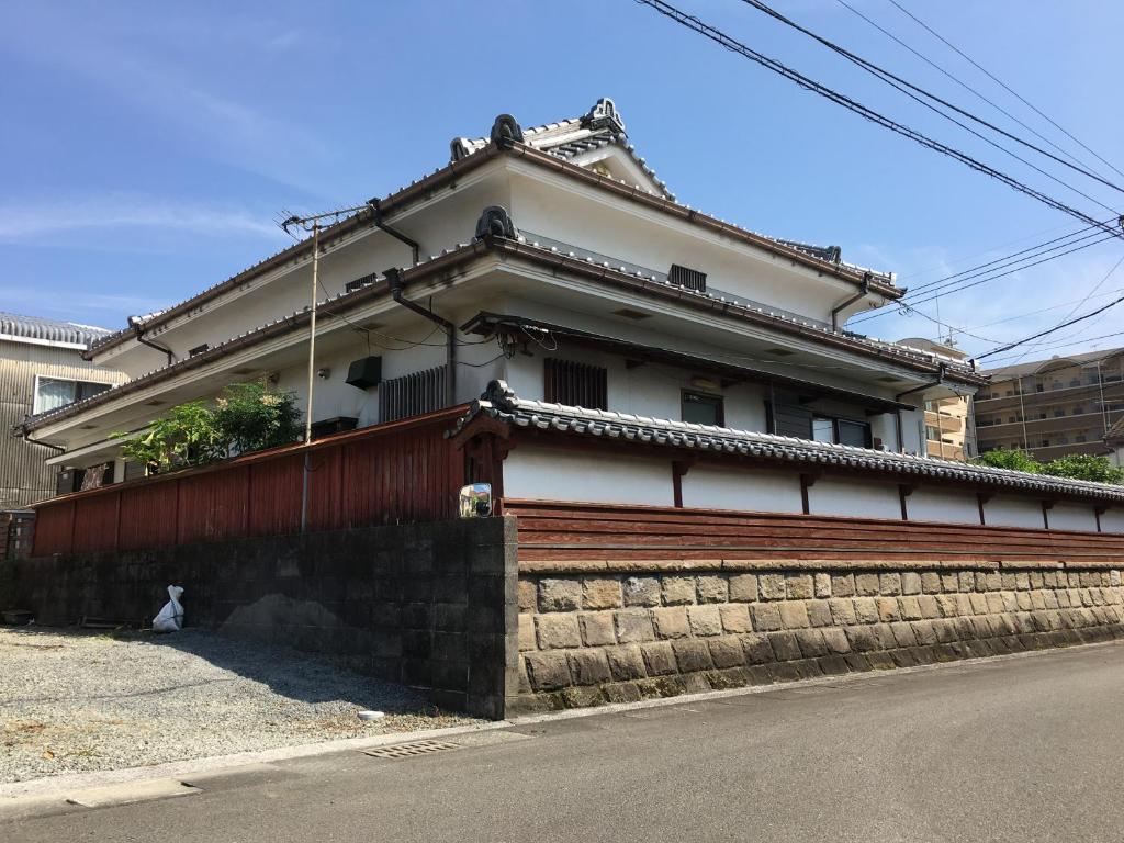 日南まるで一国一城の主 佐藤邸的街道边的建筑物