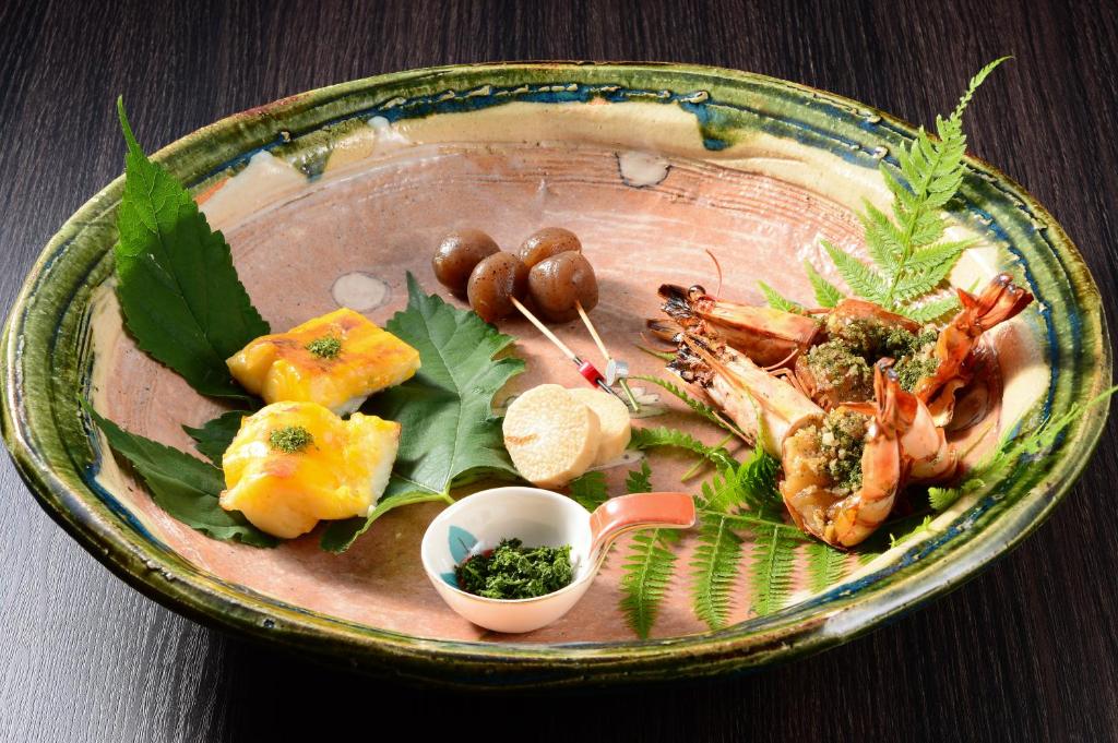 涩川市Akari no Yado Okabe的海鲜和其他食物的盘子