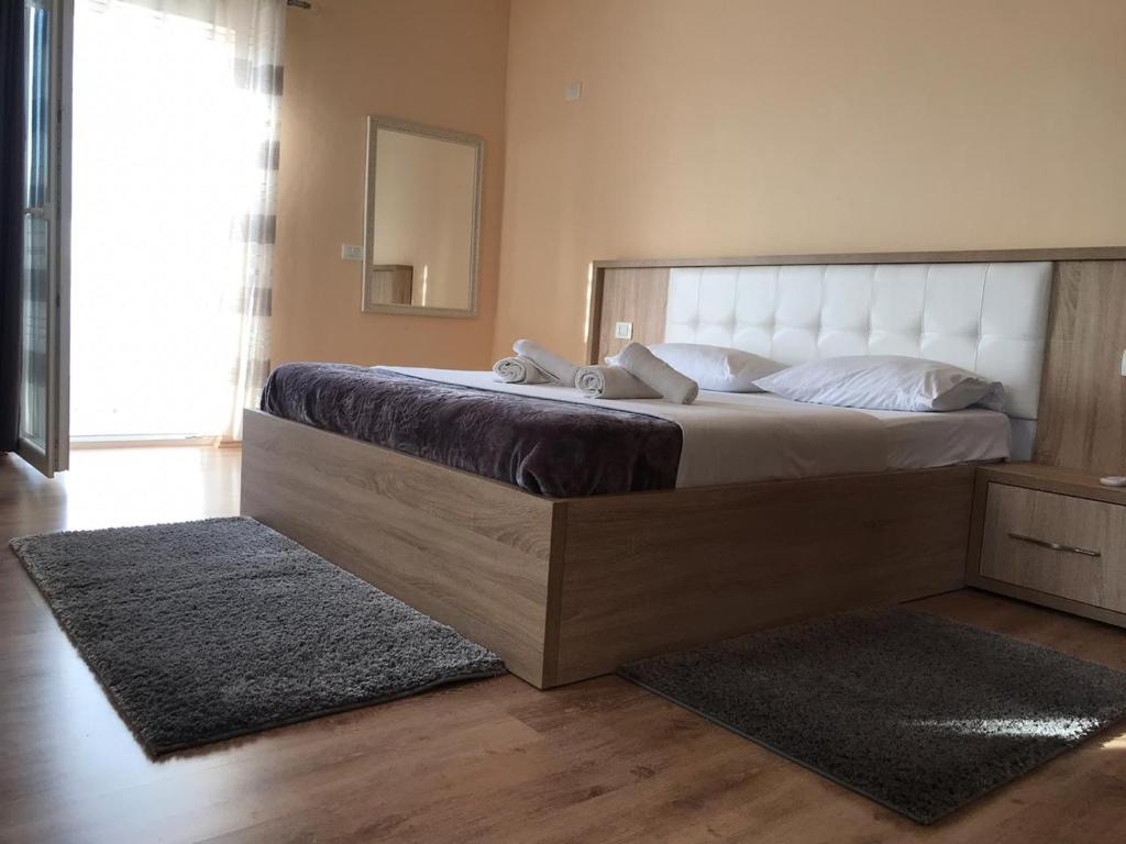 斯库台弗洛加酒店的一间卧室配有一张大床和镜子