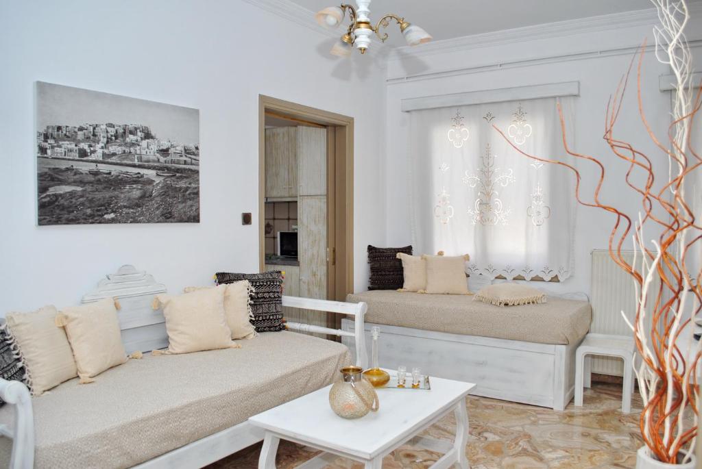 纳克索乔拉Grandma's Elegant Apartment in Naxos Town的客厅配有两张床和一张桌子