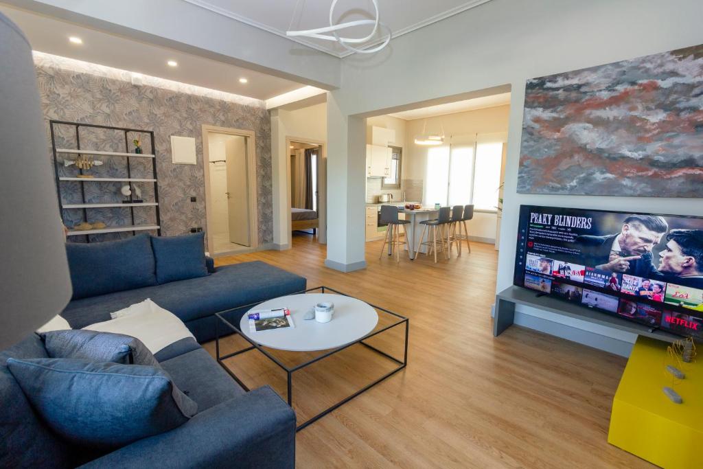 海若克利欧Heraklion chic and minimalistic apartment with sea view的客厅配有蓝色的沙发和电视