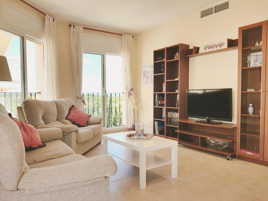 拉梅特拉·德·玛尔Apartamento exterior en La Ametlla de Mar的带沙发、电视和桌子的客厅