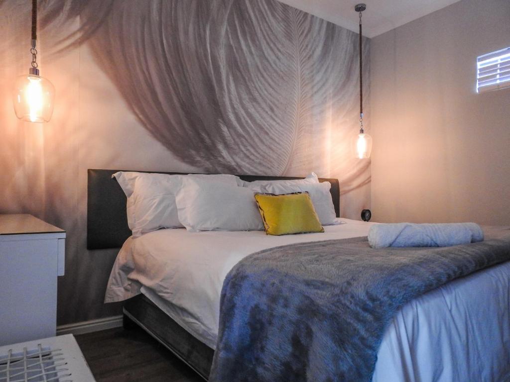 奥茨胡恩费瑟贝德酒店 - 奥茨胡恩的一间卧室配有带3个枕头的床