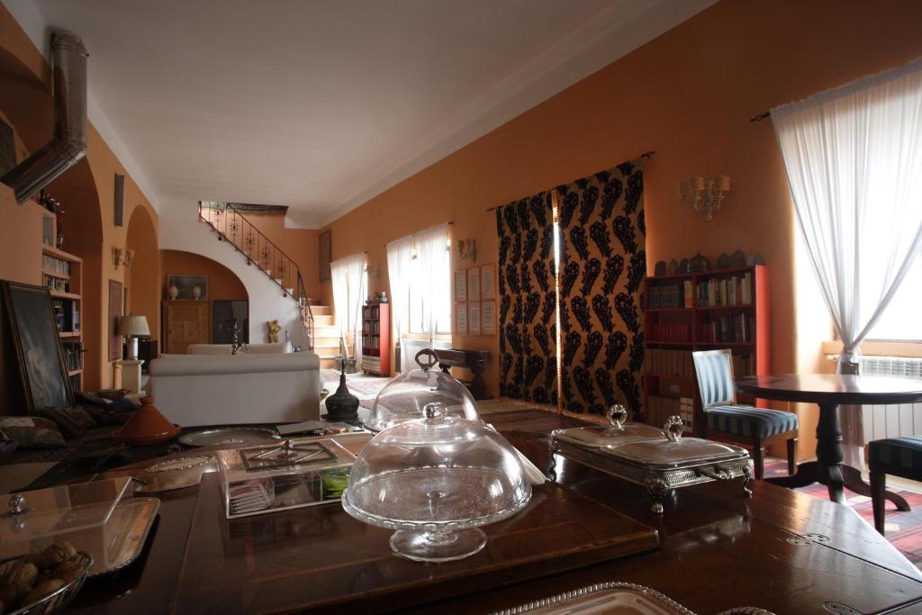VitiglianoCasa del Tabacco的客厅配有一张桌子,上面放着玻璃碗