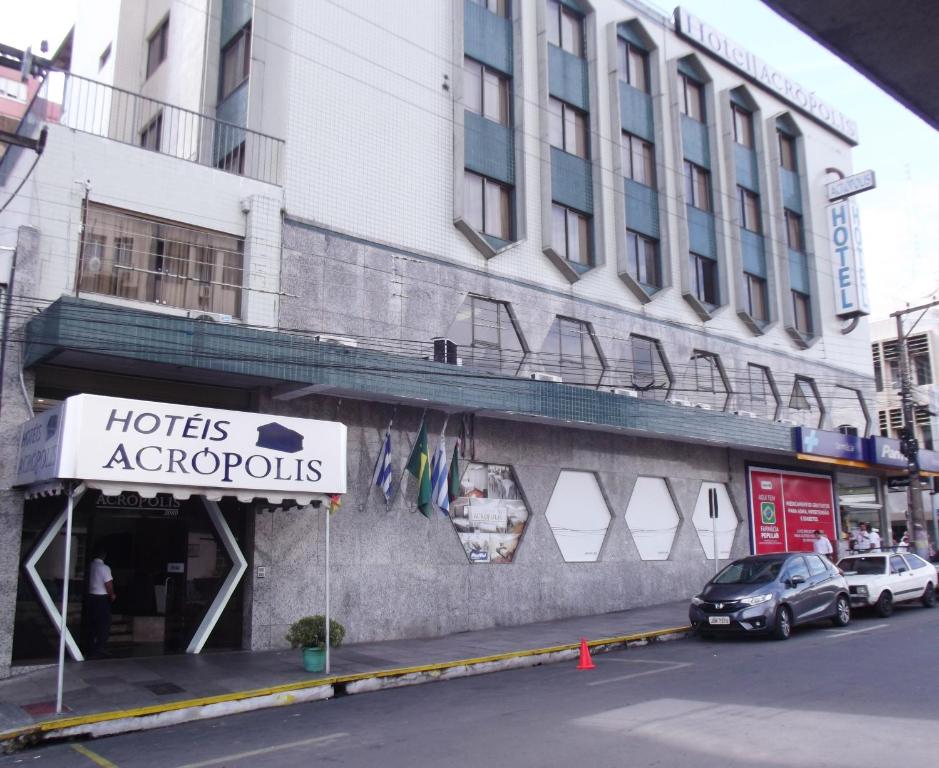 圣安娜-利弗拉门图Hotel Acrópolis的建筑前的酒店拱顶标志