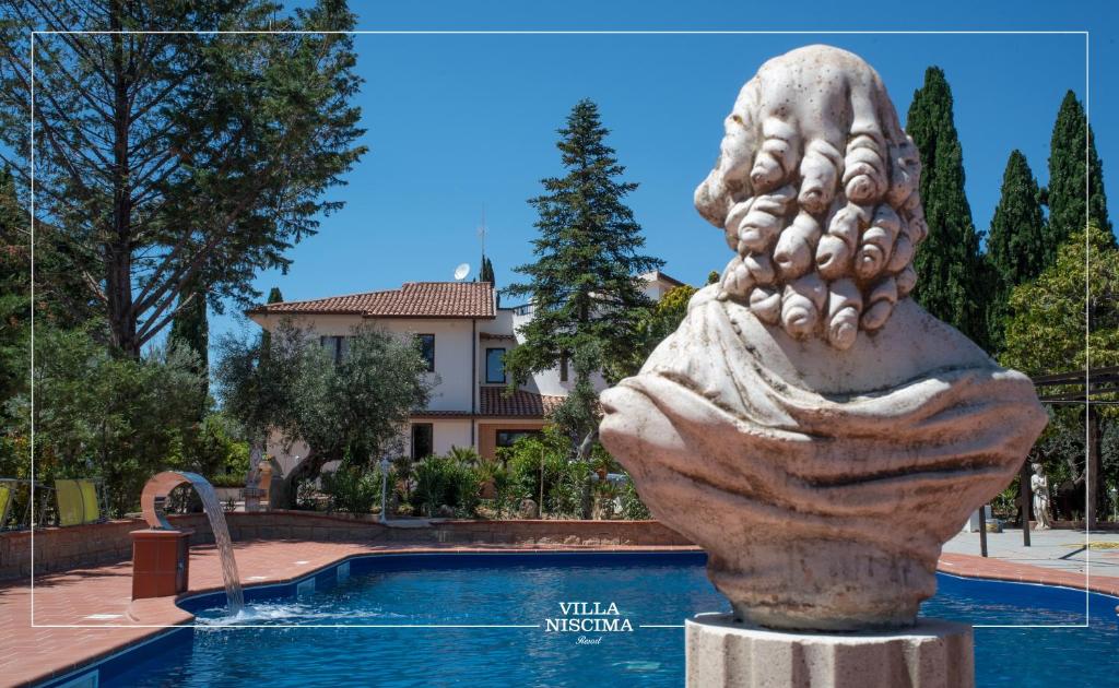 卡尔塔尼塞塔Villa Niscima的游泳池前的雕像