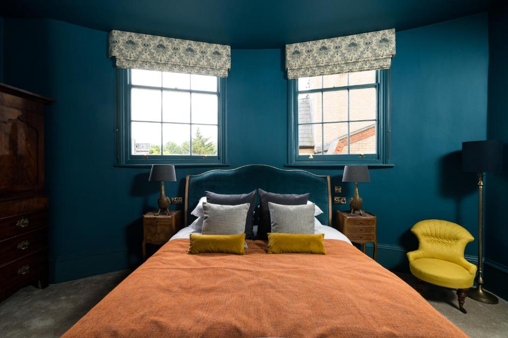 伦敦Aragon House的一间蓝色卧室,配有床和2个窗户