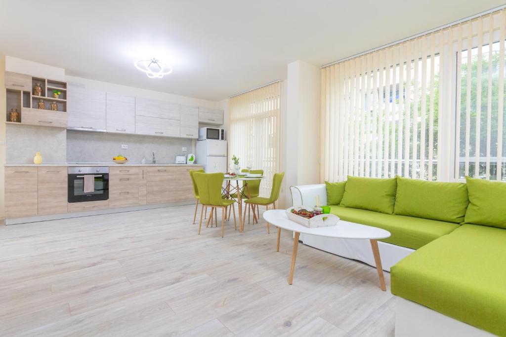 普罗夫迪夫Domus Apartments Grand的客厅配有绿色沙发和桌子