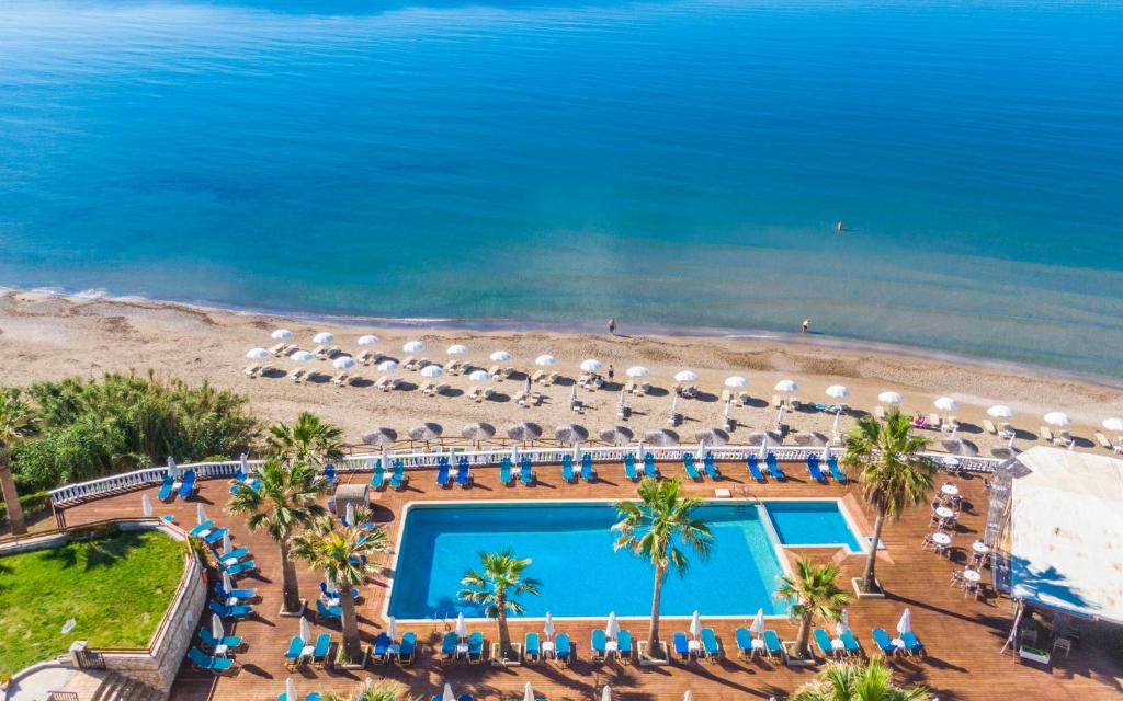 卡拉马孔水晶海滩酒店的享有度假胜地的空中景致,设有游泳池和海滩