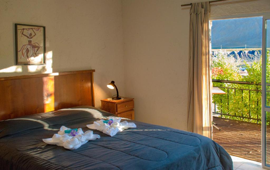 且乌塔Aguilas de Piedra的一间卧室配有带毛巾的床