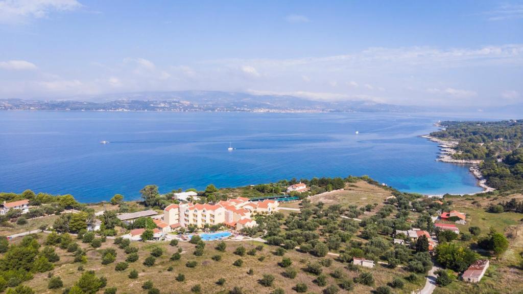 拉瑟拉西酒店的享有度假村和湖泊的空中景致