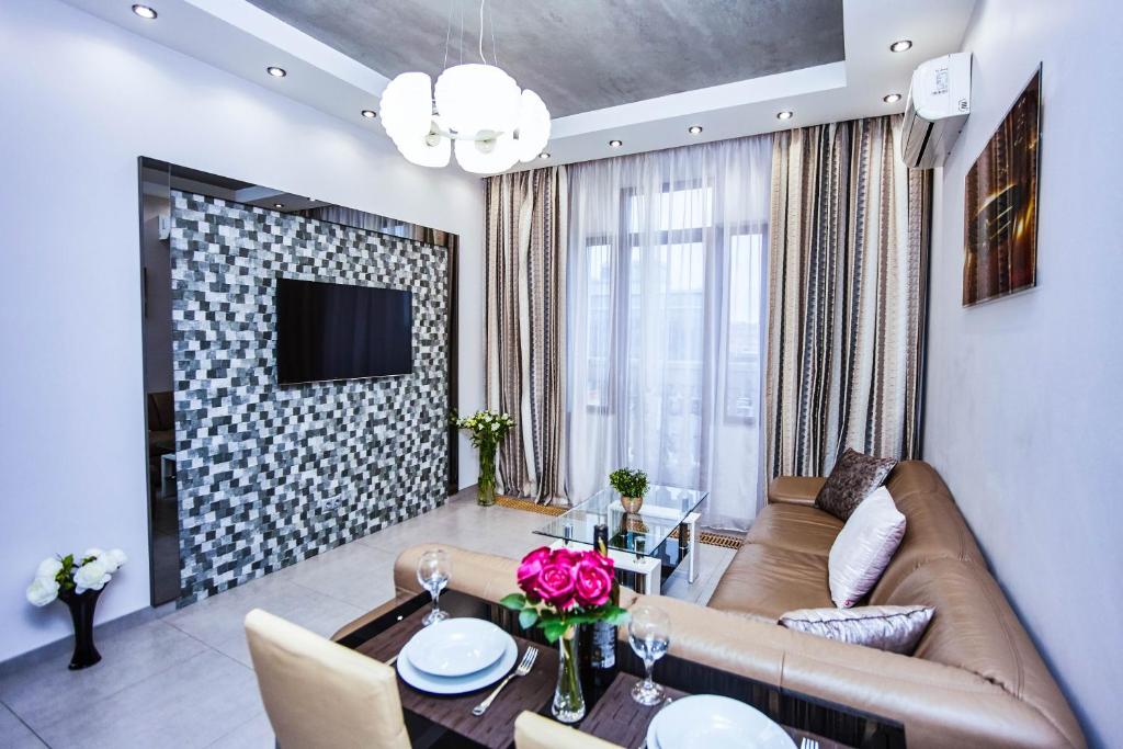 敖德萨格雷切斯科公寓式酒店的客厅配有沙发和桌子
