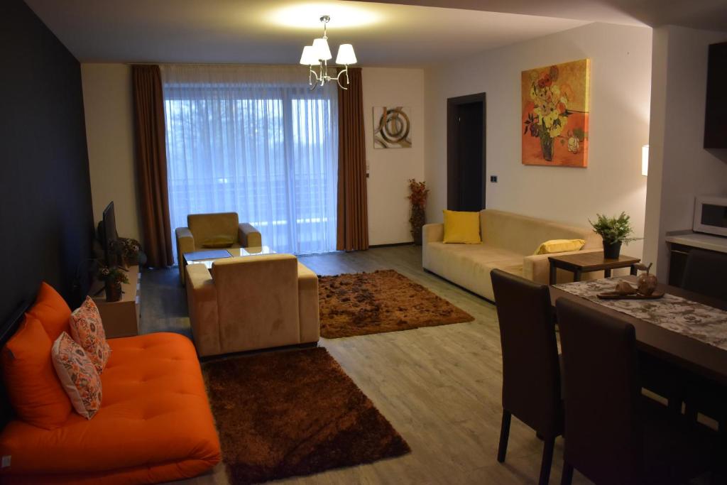 波亚纳布拉索夫Silver Mountain G1 15的客厅配有橙色沙发和桌子