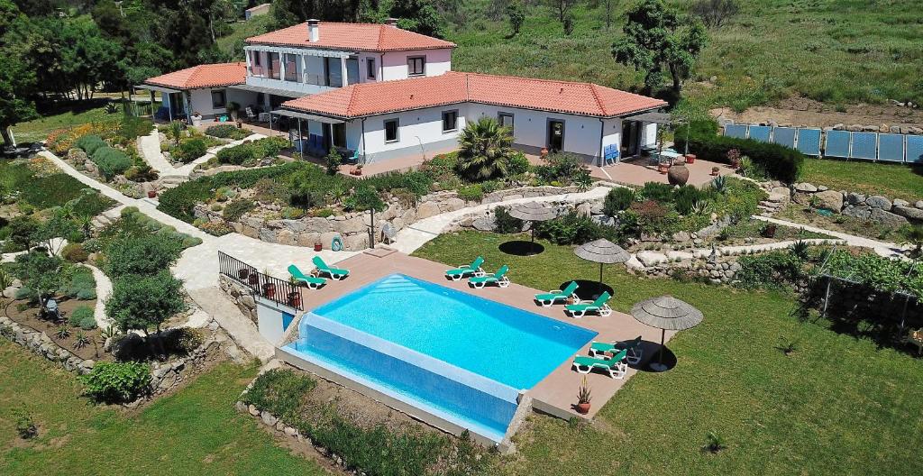 蒙希克Pirilampo的享有带游泳池的房屋的空中景致