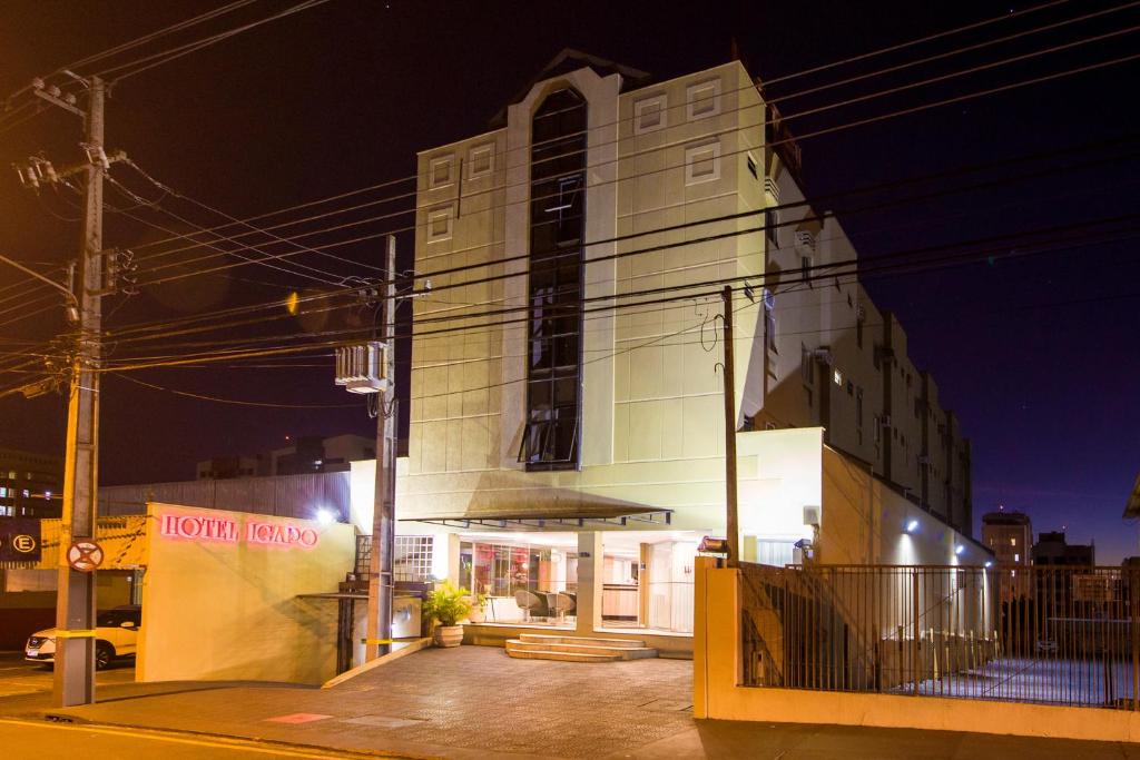 隆德里纳艺圃酒店的白色的建筑,旁边标有标志