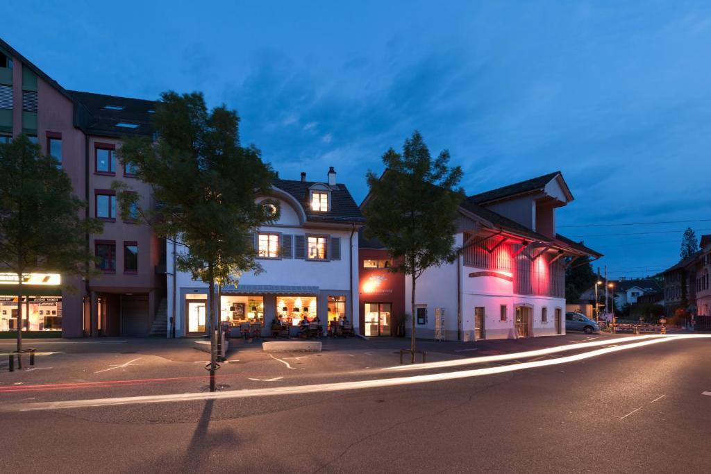 利斯塔尔古根海姆文化酒店的夜幕降临的城市街道上