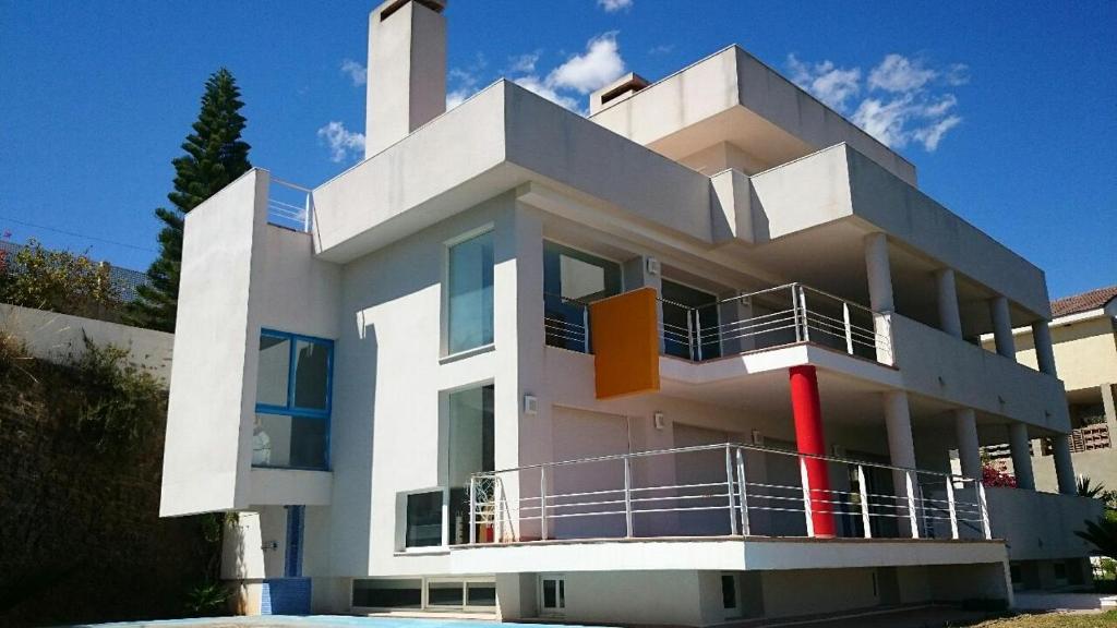 瓦伦西亚Chalet en Sierra Calderona的一座大型白色建筑,前面设有阳台