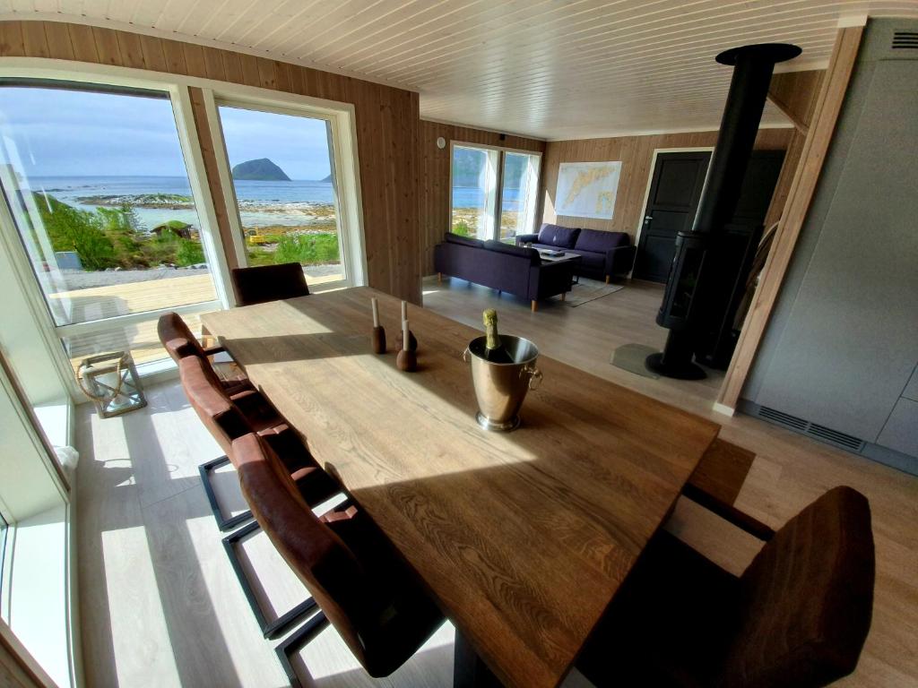 OffersøyaExplorers Cabin Lofoten的用餐室配有大型木桌和椅子