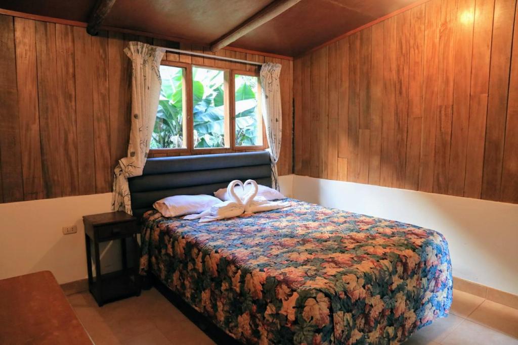 马丘比丘Mandor Machu Picchu的一间卧室,配有一张床,床上有一个弓