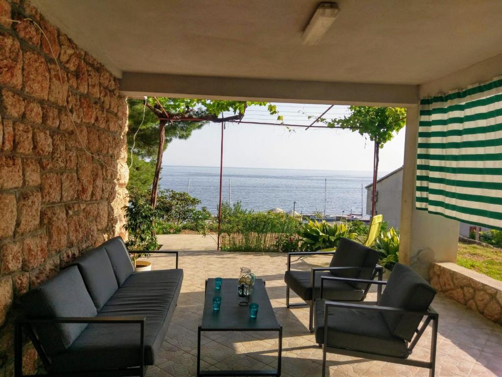 圣内德尔贾Apartmani Marija的一个带桌椅的海景庭院