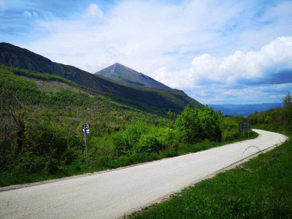 利塔尼Sobe Gmitrovic的一条空的山路