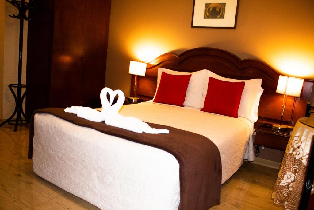 利马Solis Dies Hotel的一间卧室配有一张带两个天鹅的床