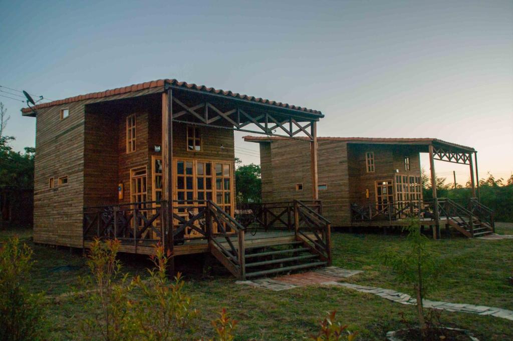 莱瓦镇xuetama的两座小木头建筑,坐在草地上