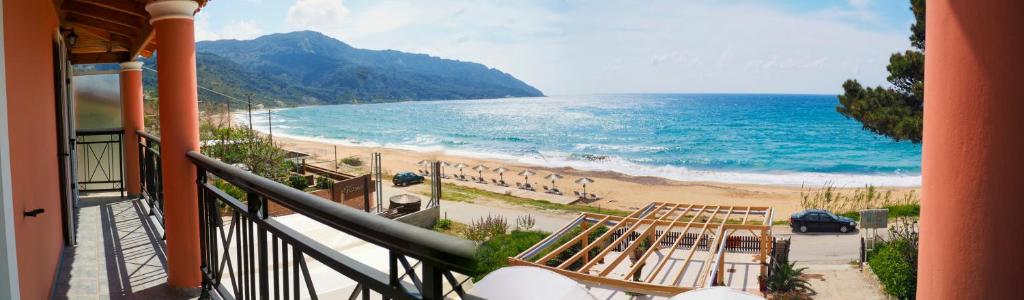 圣佐治欧斯帕贡Maria Apartments的享有海滩和海洋景致的阳台