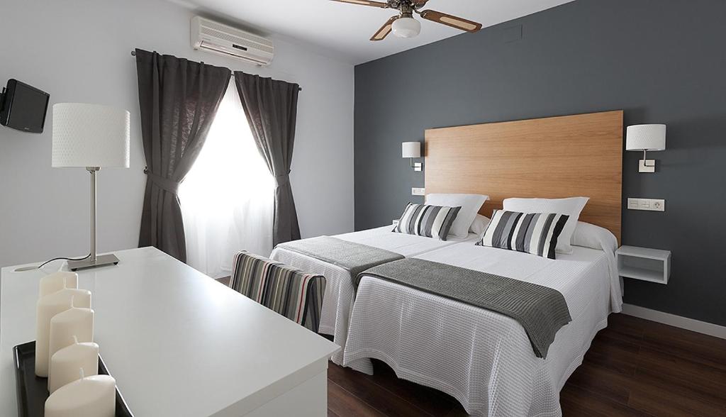 普拉德哈-德拉尔马德拉夫罗尔卡酒店的卧室配有白色的床和窗户。
