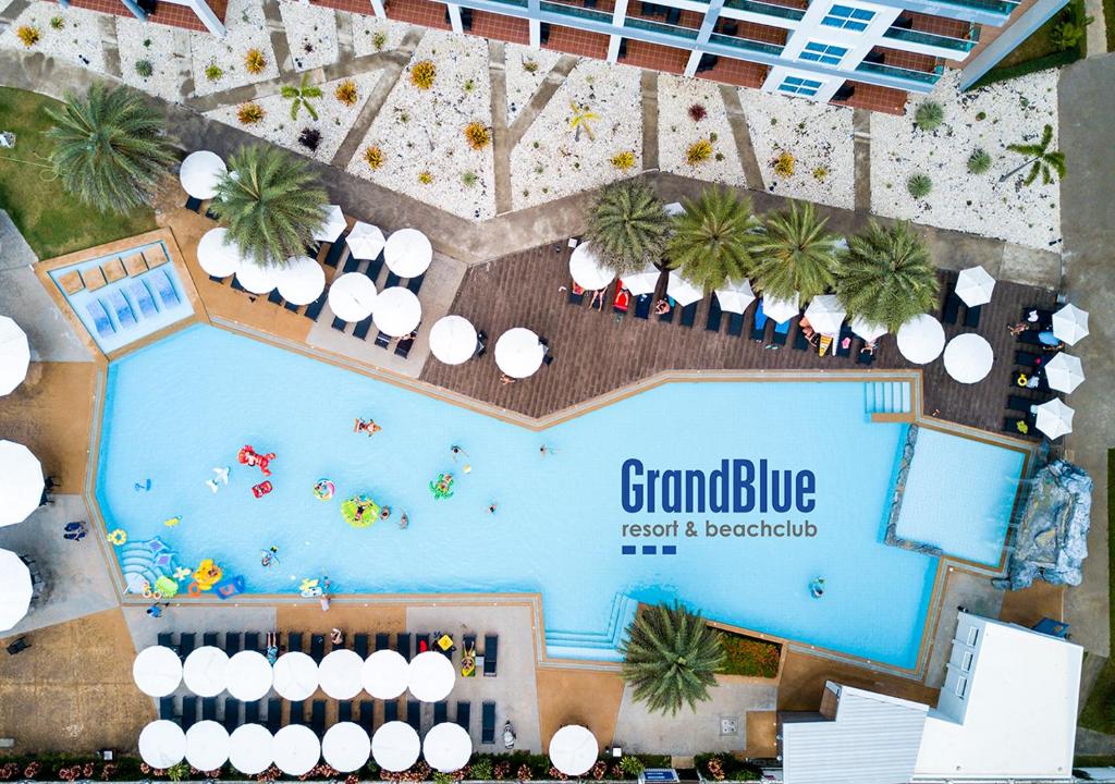 梅尔皮姆GrandBlue Resort & Beachclub的享有度假村游泳池的顶部景致