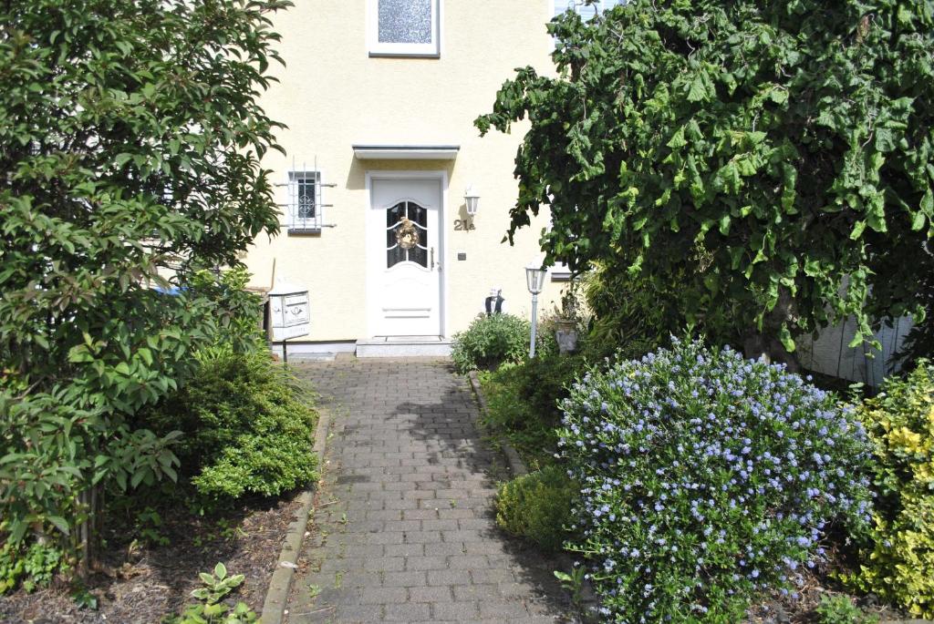 科隆gemütliche Zimmer im Einfamilienhaus的白色的房子,有一条通往门的通道