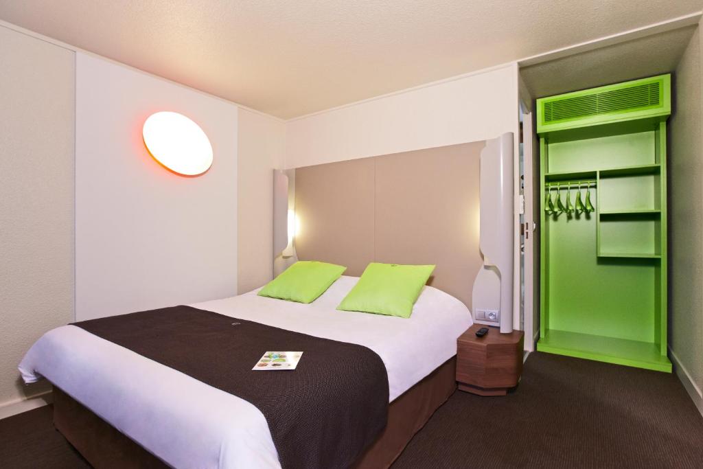 蒙蒂维利耶北勒阿弗尔 - 蒙特维尔钟楼酒店的一间卧室配有一张绿色的大床