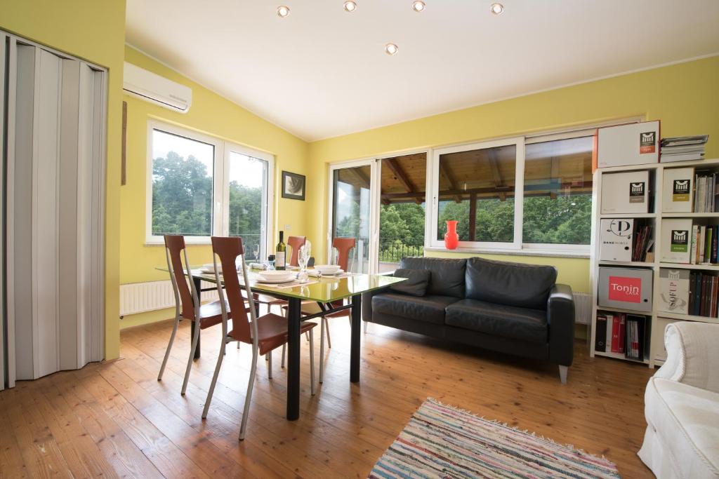 马图利Nirvana Apartment&room的客厅设有餐桌和沙发