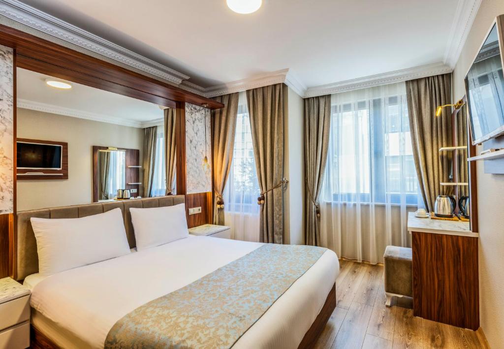 伊斯坦布尔库佩里酒店的酒店客房设有床和窗户。