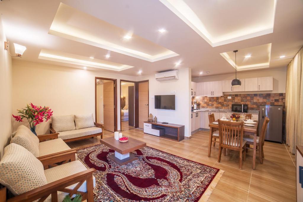 迦瓦拉科尔Sarovar Residency Serviced Apartment Hotel的客厅配有沙发和桌子
